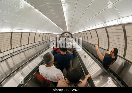 Visiteurs ride les escalators dans le nouveau 34e Street-Hudson m station terminal sur le prolongement de la ligne de métro 7 à New York sur la grande ouverture, dimanche, 13 Septembre, 2015. Le nouveau tunnel de Times Square met fin à 108 pieds au-dessous du niveau de la rue dans l'ouest de la 34e rue et 11e Avenue, à quelques pas de l'Hudson Yards rezoné 45 bloquer le développement. C'est la première station de métro d'ouvrir dans 26 ans et la première ligne extension dans 60 ans. (© Richard B. Levine) Banque D'Images