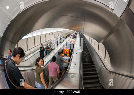 Visiteurs ride les escalators dans le nouveau 34e Street-Hudson m station terminal sur le prolongement de la ligne de métro 7 à New York sur la grande ouverture, dimanche, 13 Septembre, 2015. Le nouveau tunnel de Times Square met fin à 108 pieds au-dessous du niveau de la rue dans l'ouest de la 34e rue et 11e Avenue, à quelques pas de l'Hudson Yards rezoné 45 bloquer le développement. C'est la première station de métro d'ouvrir dans 26 ans et la première ligne extension dans 60 ans. (© Richard B. Levine) Banque D'Images