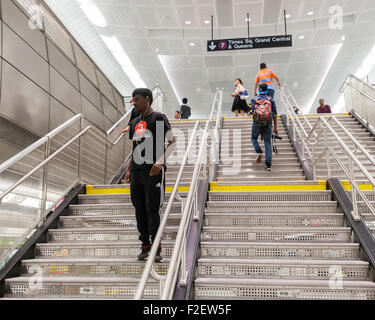 Des centaines de visiteurs admirer la nouvelle 34e Street-Hudson m station terminal sur le prolongement de la ligne de métro 7 à New York sur la grande ouverture, dimanche, 13 Septembre, 2015. Le nouveau tunnel de Times Square met fin à 108 pieds au-dessous du niveau de la rue dans l'ouest de la 34e rue et 11e Avenue, à quelques pas de l'Hudson Yards rezoné 45 bloquer le développement. C'est la première station de métro d'ouvrir dans 26 ans et la première ligne extension dans 60 ans. (© Richard B. Levine) Banque D'Images