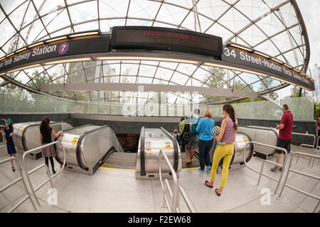 Les visiteurs entrez le nouveau 34e Street-Hudson m station terminal sur le prolongement de la ligne de métro 7 à New York sur la grande ouverture, dimanche, 13 Septembre, 2015. Le nouveau tunnel de Times Square met fin à 108 pieds au-dessous du niveau de la rue dans l'ouest de la 34e rue et 11e Avenue, à quelques pas de l'Hudson Yards rezoné 45 bloquer le développement. C'est la première station de métro d'ouvrir dans 26 ans et la première ligne extension dans 60 ans. (© Richard B. Levine) Banque D'Images