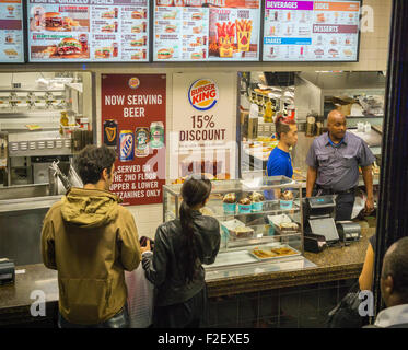 Les clients au comptoir d'un fast-food Burger King à New York, le vendredi 11 septembre, 2015. (© Richard B. Levine) Banque D'Images