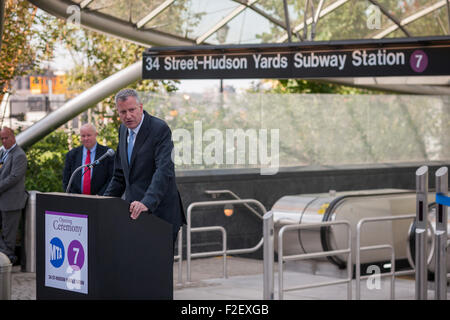 Le maire de New York, Bill De Blasio parle lors de la nouvelle 34e Street-Hudson m station terminal sur le prolongement de la ligne de métro 7 sur sa grande ouverture, dimanche, 13 Septembre, 2015. Le nouveau tunnel de Times Square met fin à 108 pieds au-dessous du niveau de la rue dans l'ouest de la 34e rue et 11e Avenue, à quelques pas de l'Hudson Yards rezoné 45 bloquer le développement. C'est la première station de métro d'ouvrir dans 26 ans et la première ligne extension dans 60 ans. (© Richard B. Levine) Banque D'Images