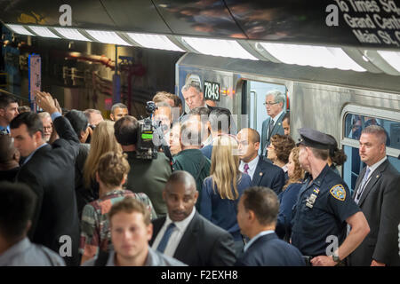 Le maire de New York, Bill De Blasio avec d'autres fonctionnaires de la nouvelle 34e Street-Hudson m station terminal sur le prolongement de la ligne de métro 7 sur sa grande ouverture, dimanche, 13 Septembre, 2015. (© Richard B. Levine) Banque D'Images