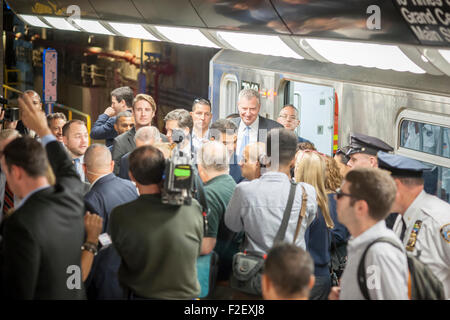 Le maire de New York, Bill De Blasio avec d'autres fonctionnaires de la nouvelle 34e Street-Hudson m station terminal sur le prolongement de la ligne de métro 7 sur sa grande ouverture, dimanche, 13 Septembre, 2015. (© Richard B. Levine) Banque D'Images