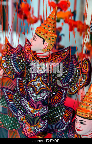 Marionnettes en vente dans une boutique de souvenirs, Luang Prabang, Laos Banque D'Images