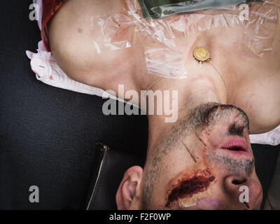 12 septembre 2015 - homme blessé allongé sur le sol © Igor Goloniov/ZUMA/Alamy Fil Live News Banque D'Images