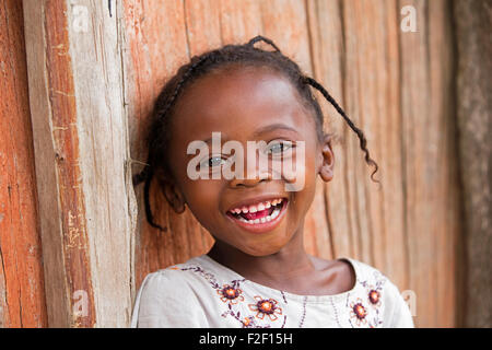 Close up portrait of smiling little girl malgache avec des cheveux tressés, Vatovavy-Fitovinany, Madagascar, Afrique du Sud-Est Banque D'Images