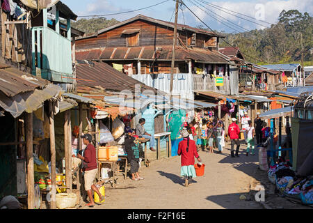 Peuple malgache de shopping dans la rue principale de la ville, Alaotra-Mangoro Andasibe, Madagascar, Afrique du Sud-Est Banque D'Images