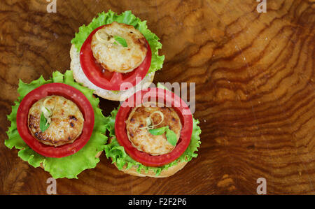 Apéritif mini-hamburgers avec tomates, laitue et boulettes de viande Banque D'Images