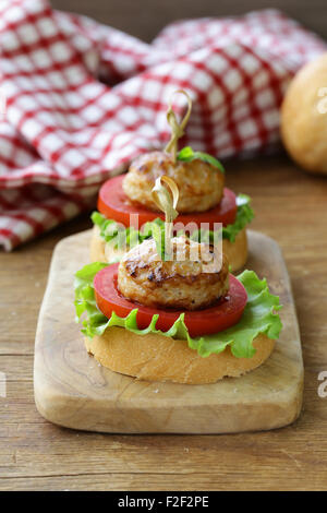 Apéritif mini-hamburgers avec tomates, laitue et boulettes de viande Banque D'Images