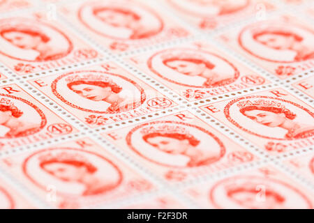 Feuille de années 1950 British Royal Mail 4½d orange pâle timbres-poste de la question définitive Wildings avec portrait de la reine Elizabeth II. Banque D'Images