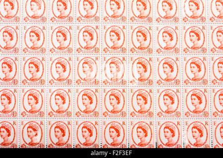 Feuille de années 1950 British Royal Mail 4½d orange pâle timbres-poste de la question définitive Wildings avec portrait de la reine Elizabeth II. Banque D'Images