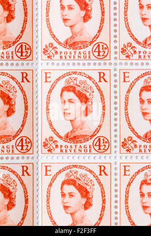 Feuille de années 1950 British Royal Mail 4½d orange pâle timbres-poste de la question définitive Wildings avec portrait de la reine Elizabeth II. Banque D'Images