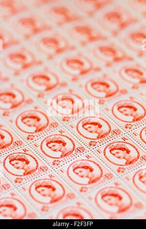 Feuille de années 1950 British Royal Mail 4½d orange pâle timbres-poste de la question définitive Wildings avec portrait de la reine Elizabeth II. Banque D'Images