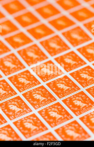 Feuille de années 1950 British Royal Mail orange ½d timbres-poste de la question définitive Wildings avec portrait de la reine Elizabeth II. Banque D'Images