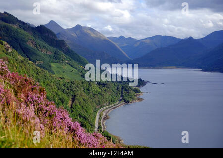 À l'est le long de Loch Duich vers les cinq Sœurs de Kintail dans l'ouest des Highlands d'Écosse Banque D'Images