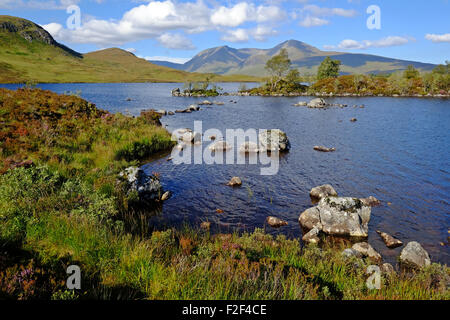 Petit loch / lochan sur Rannoch Moor , West Highlands, Ecosse Banque D'Images