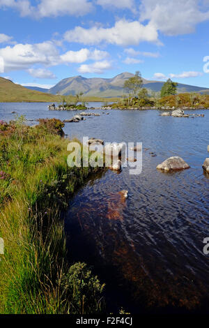 Petit loch / lochan sur Rannoch Moor , West Highlands, Ecosse Banque D'Images