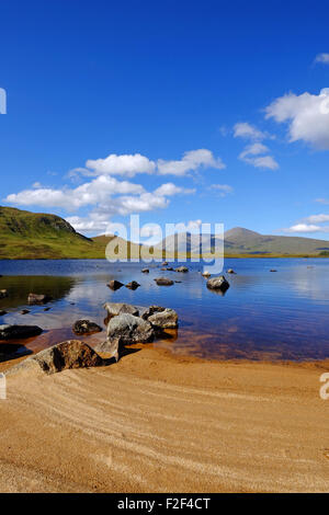 Petit loch / lochan sur Rannoch Moor , West Highlands, Ecosse Banque D'Images