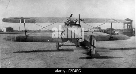 Le Hannover CL V1, un avion biplace allemand de la première Guerre mondiale, a été conçu comme avion d'attaque au sol et de reconnaissance. Cette photo, prise par Nowarra, illustre son design unique et son utilisation opérationnelle pendant la guerre. Banque D'Images
