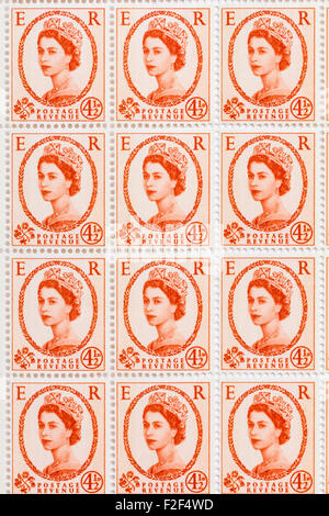 Feuille de années 1950 British Royal Mail 4½d orange pâle timbres-poste de la question définitive Wildings avec portrait de la reine Elizabeth II. Banque D'Images