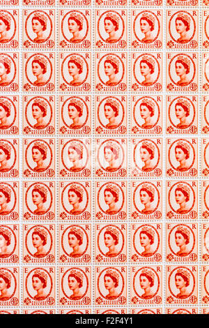 Feuille de années 1950 British Royal Mail 4½d orange pâle timbres-poste de la question définitive Wildings avec portrait de la reine Elizabeth II. Banque D'Images