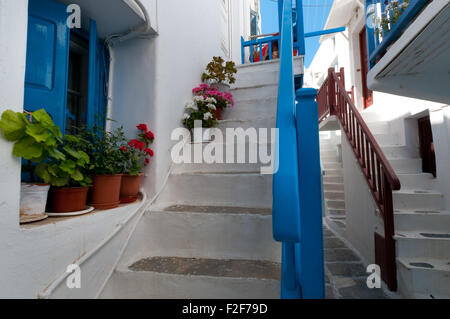 Escaliers avec rampes colorées dans ruelle blanchie à la ville de Mykonos, Grèce Banque D'Images