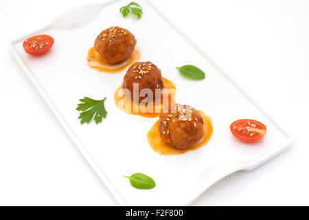 Des boulettes de viande en sauce tomate servi sur plateau blanc Banque D'Images