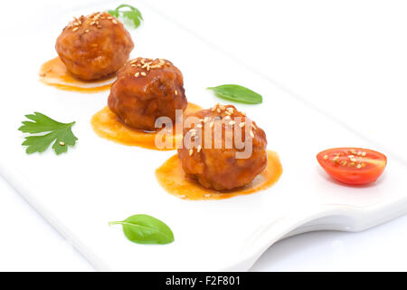Des boulettes de viande en sauce tomate servi sur plateau blanc Banque D'Images