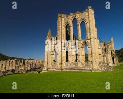 Les ruines de l'abbaye de Rievaulx gothique de Ryedale, Yorkshire du Nord Banque D'Images