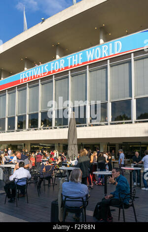 Les gens manger & boire à l'extérieur du Royal Festival Hall, le London's South Bank. Banque D'Images