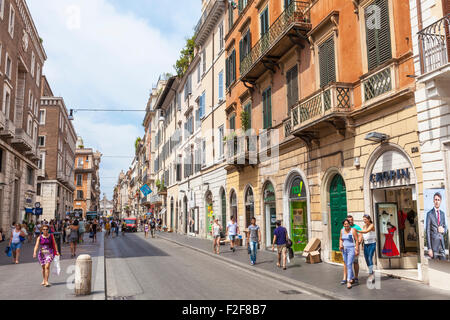 Les gens de shopping dans les boutiques de la Via del Corso Rome Italie roma Italie Lazio eu Europe Banque D'Images