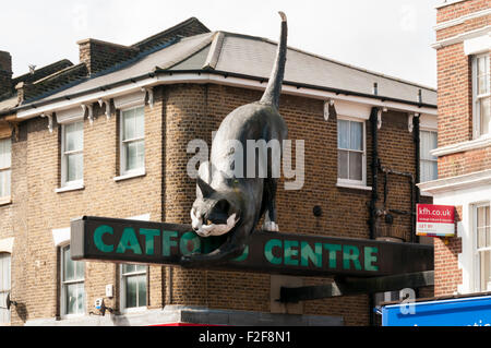 Un grand chat sur le panneau à l'entrée de l'Catford shopping centre dans le sud de Londres. Banque D'Images