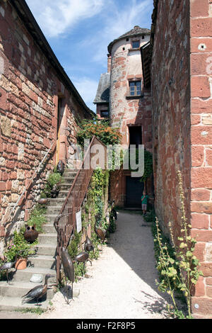 Tour et de murs en briques rouges de Collonges-la-Rouge dans le département de la Corrèze et la région Limousin en France Banque D'Images