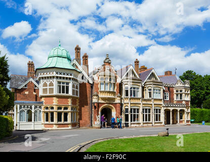 Les visiteurs à l'extérieur de l'hôtel particulier à Bletchley Park, Buckinghamshire, England, UK Banque D'Images