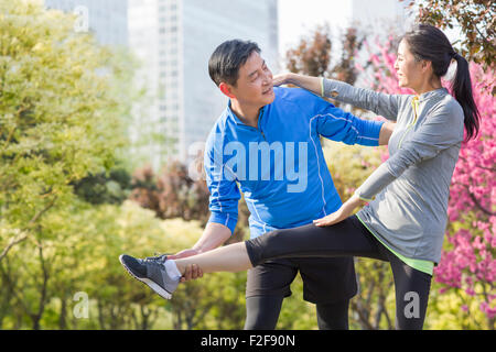 Mature Woman exercising in park Banque D'Images