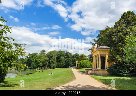 Le lac de l'Ouest et de l'Octogone Pavillons, Lac, Paysage, Jardins Stowe Stowe House, dans le Buckinghamshire, Angleterre, RU Banque D'Images