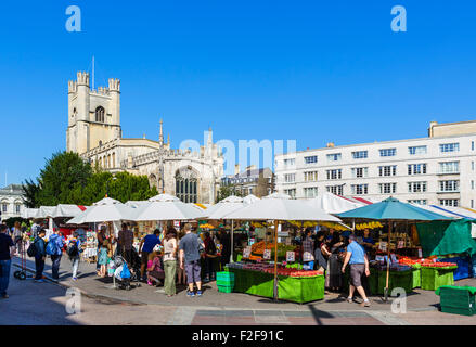 Grand Marché et de l'église St Mary, Market Hill dans le centre-ville, Cambridge, Cambridgeshire, Angleterre, RU Banque D'Images