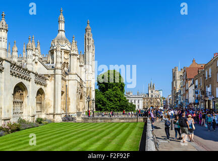 L'entrée de King's College et vue vers le bas King's Parade, Cambridge, Cambridgeshire, Angleterre, RU Banque D'Images