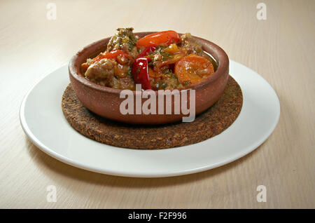 Chakhokhbili avec tomates et d'oignons Poulet aliment traditionnel géorgien . Banque D'Images