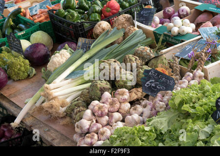 Variété de légumes en vente au marché de Sarlat Banque D'Images