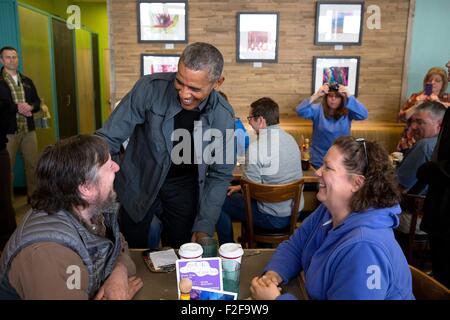 Le président des États-Unis, Barack Obama, partage un rire avec les clients au Snow City Café Septembre 1, 2015 à Anchorage, Alaska. Banque D'Images