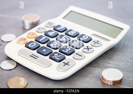 Calculatrice avec de l'argent sur fond gris, stock photo Banque D'Images