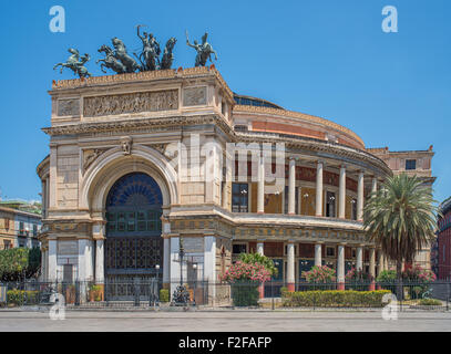 Théâtre Politeama Garibaldi à Palerme, Sicile. L'Italie. Banque D'Images