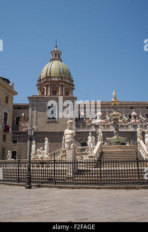 Fontana Pretoria et San Giuseppe dei Teatini église dans la piazza Pretoria à Palerme, Sicile. L'Italie. Banque D'Images