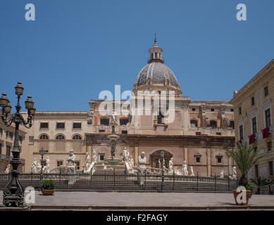 Fontana Pretoria et Chiesa di Santa Caterina dans la piazza Pretoria à Palerme, Sicile. L'Italie. Banque D'Images