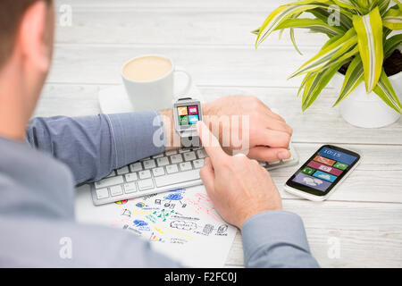 Businessman utilise smart watch et téléphone. Smartwatch concept. Banque D'Images