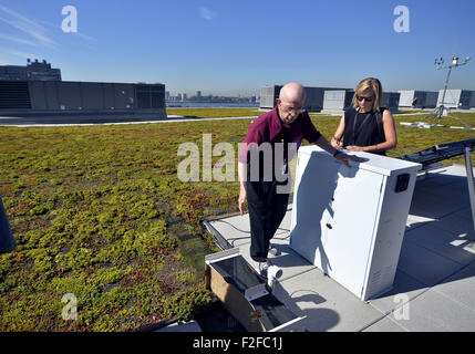 (150917) -- NEW YORK, 17 septembre 2015 (Xinhua) -- Joseph Cataldo(L), professeur de génie civil de la Cooper Union vérifie le système de drainage et la végétation du toit vert sur le Jacob K. Javits Convention Center à New York, États-Unis, le 17 septembre, 2015. Le Jacob K. est le foyer de la toute dernière architecture project à New York - un toit vert de la taille d'environ 5 terrains de football et le plus grand de la région nord-est des États-Unis. Cette toiture mis à niveau un engagement en faveur du développement durable qui devrait atteindre environ 26 pour cent de réduction de l'Javi Banque D'Images