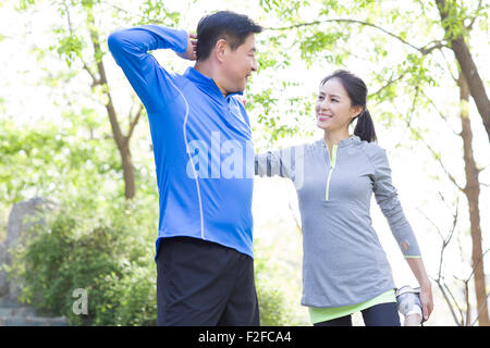 Mature Woman exercising in park Banque D'Images