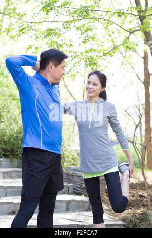 Mature Woman exercising in park Banque D'Images